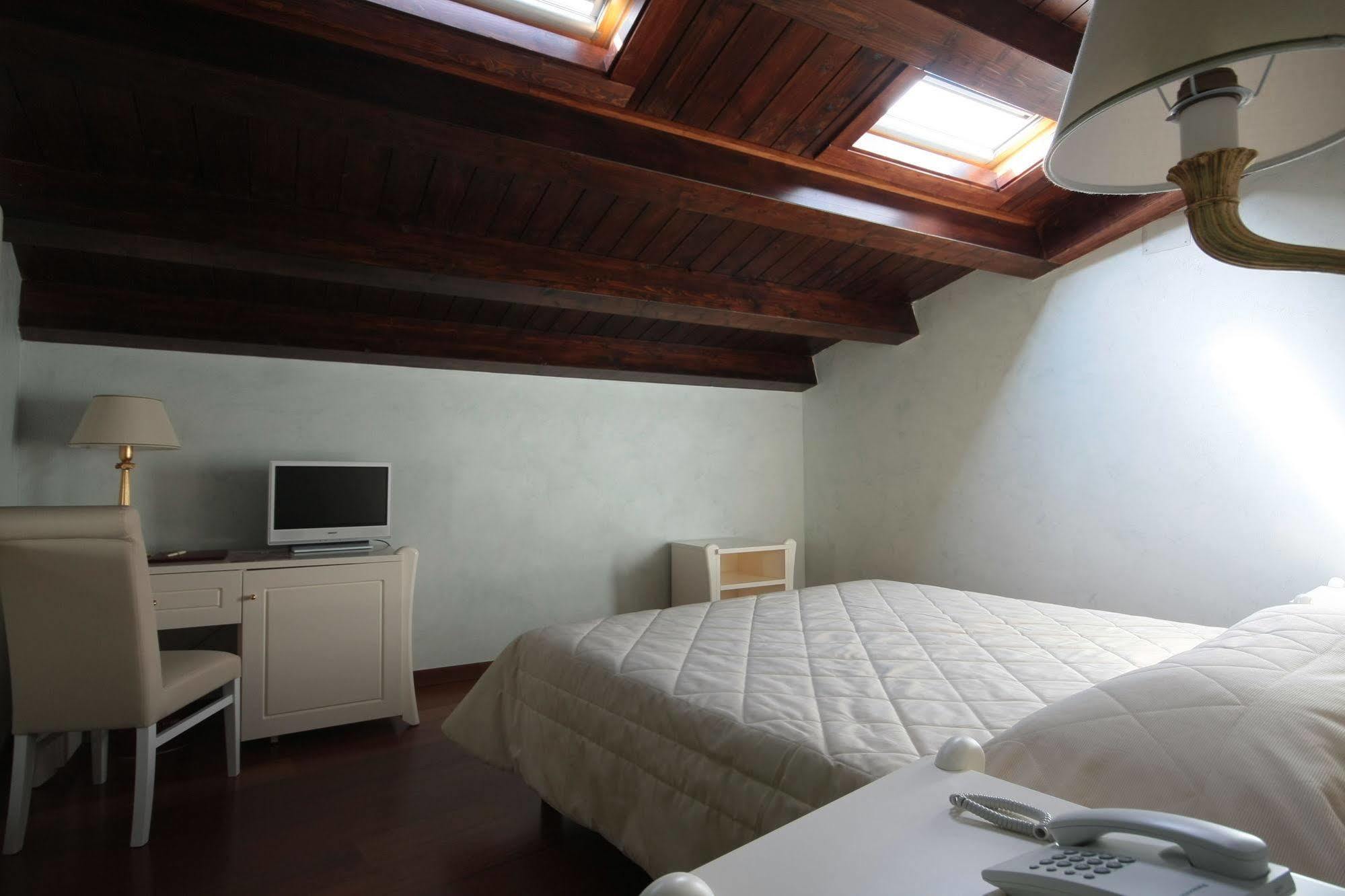 Hotel Rojan Sulmona Bagian luar foto