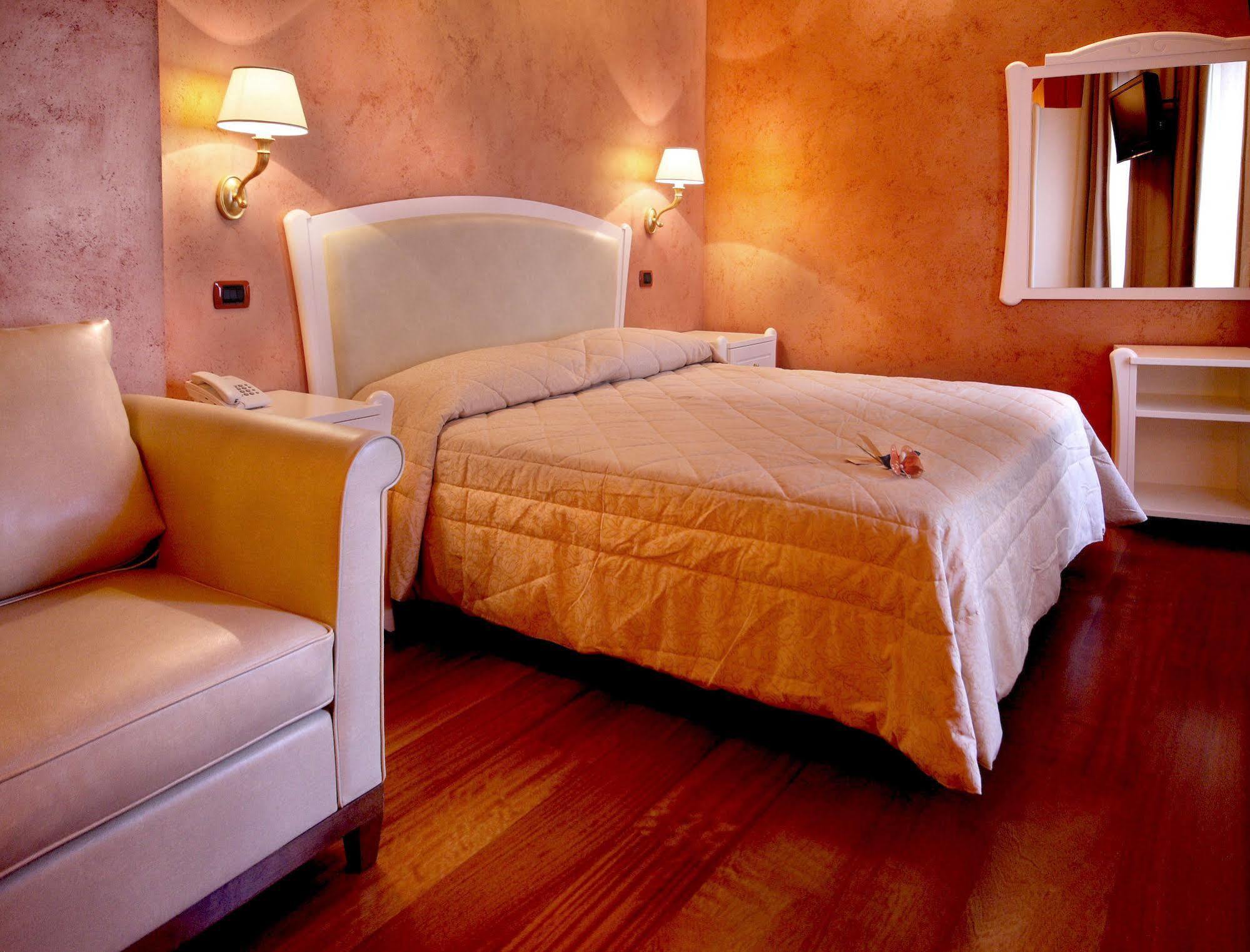 Hotel Rojan Sulmona Bagian luar foto
