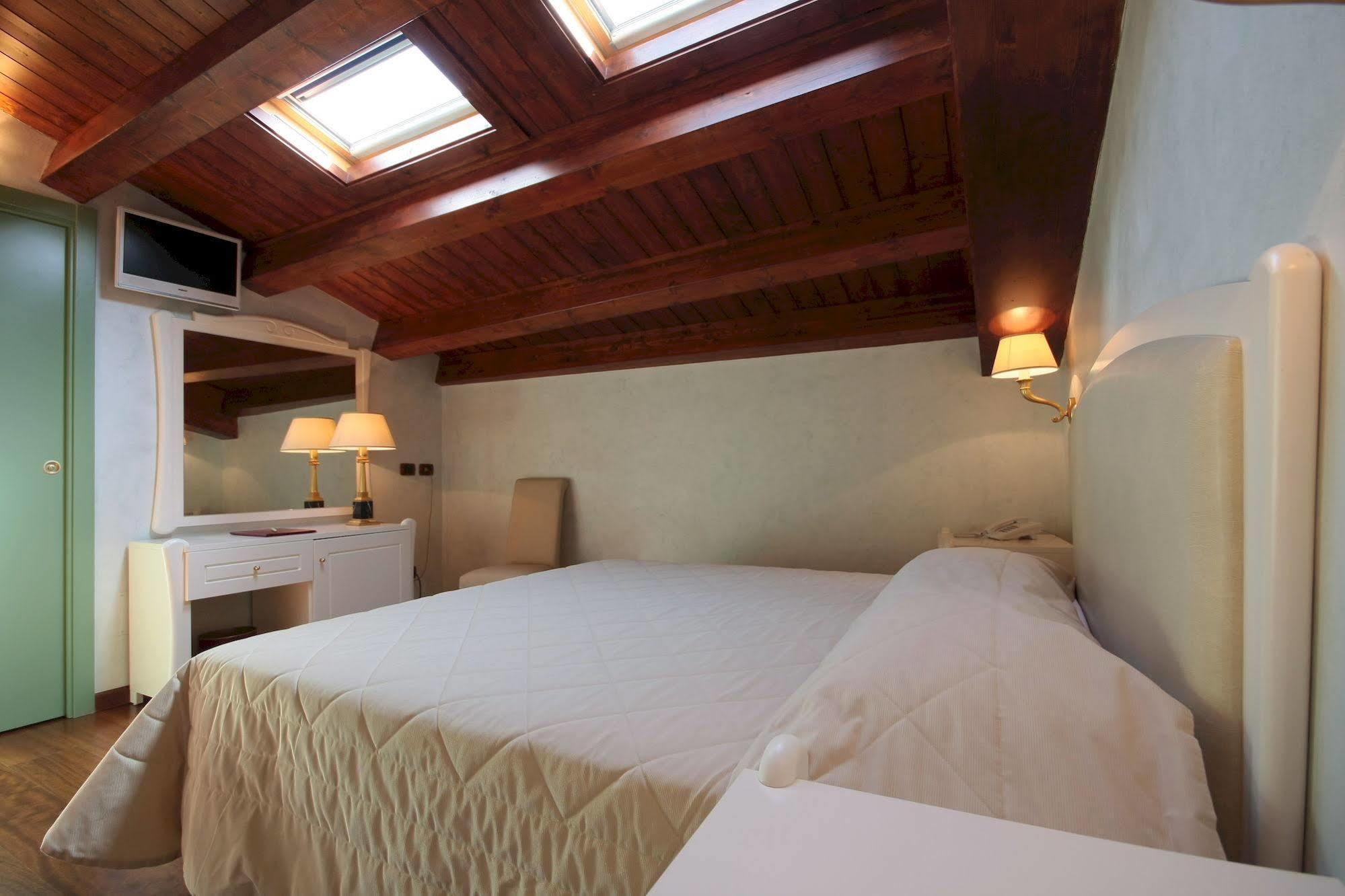Hotel Rojan Sulmona Bagian luar foto