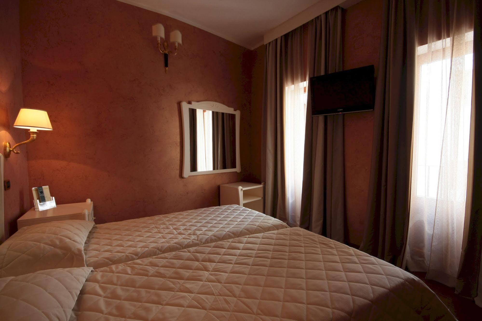 Hotel Rojan Sulmona Bagian luar foto