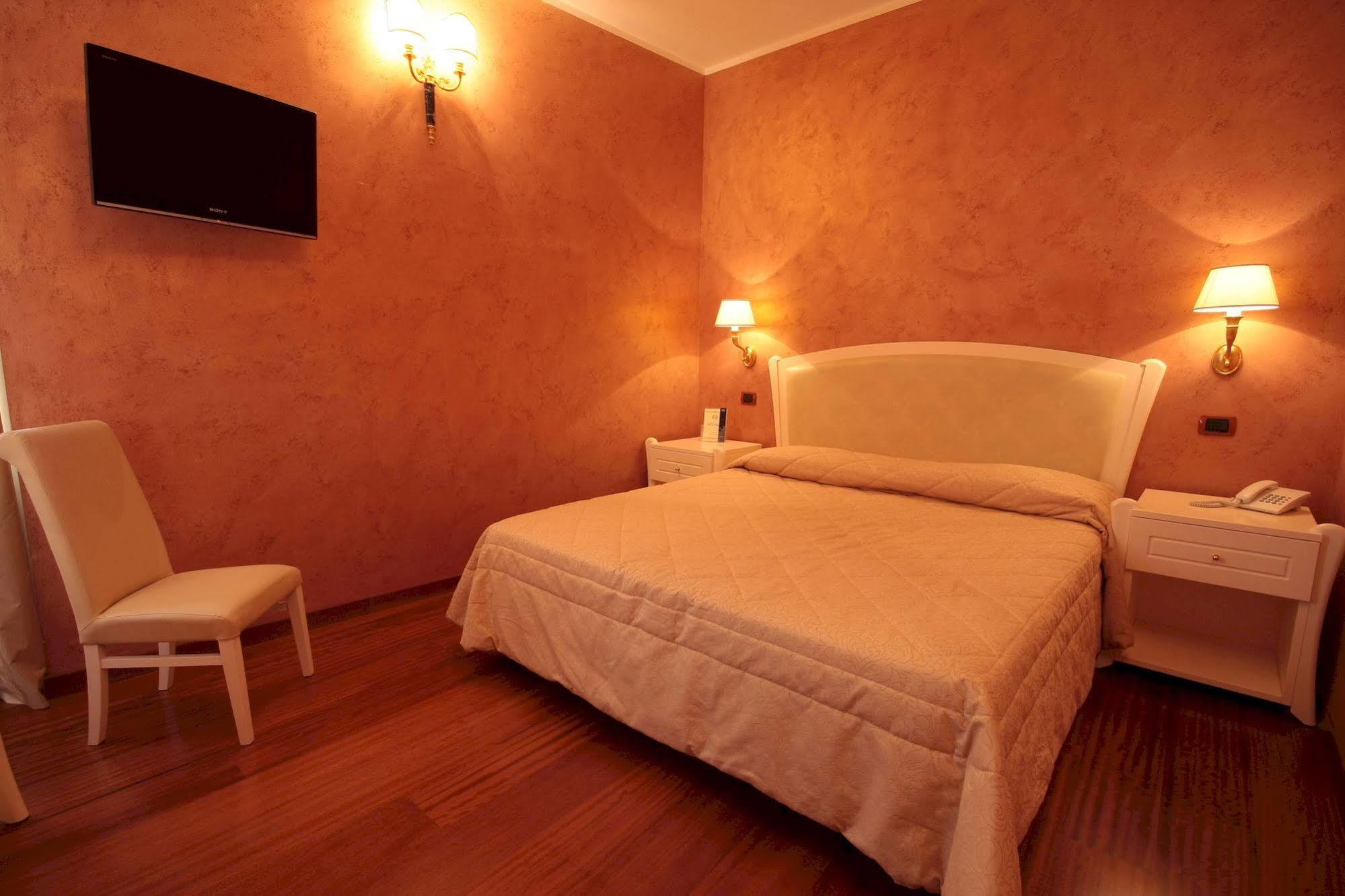 Hotel Rojan Sulmona Bagian luar foto