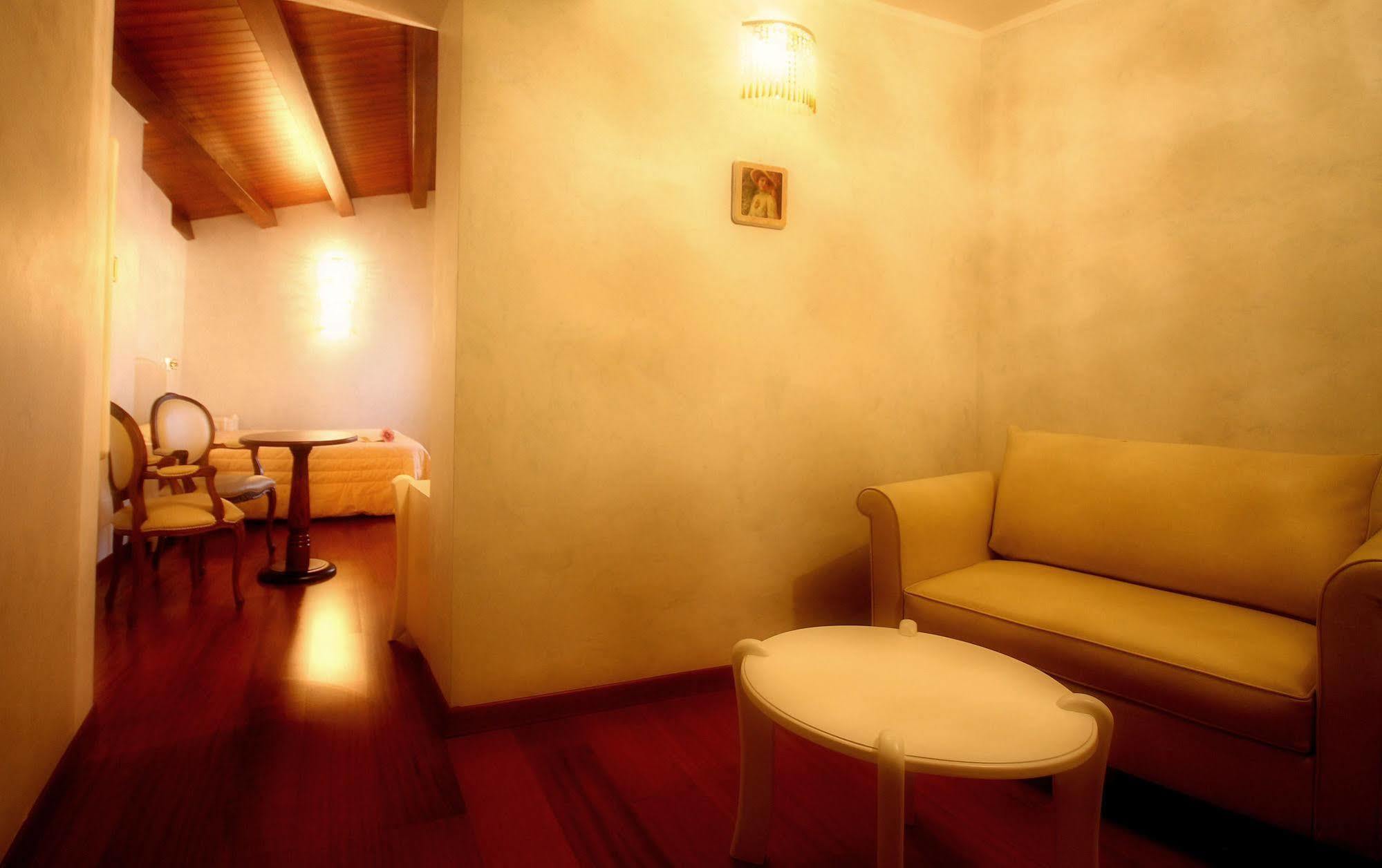 Hotel Rojan Sulmona Bagian luar foto