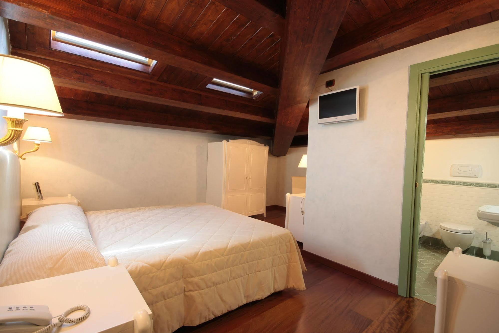 Hotel Rojan Sulmona Bagian luar foto