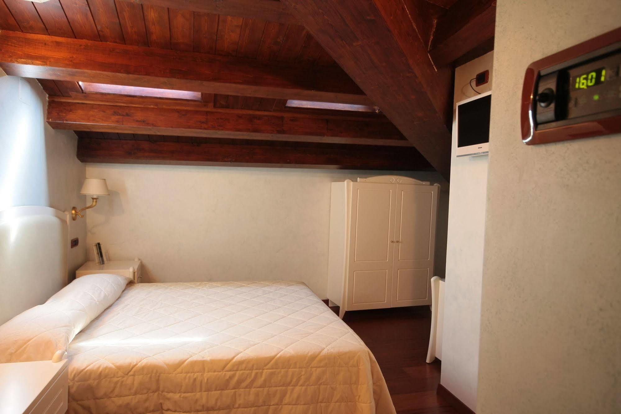 Hotel Rojan Sulmona Bagian luar foto