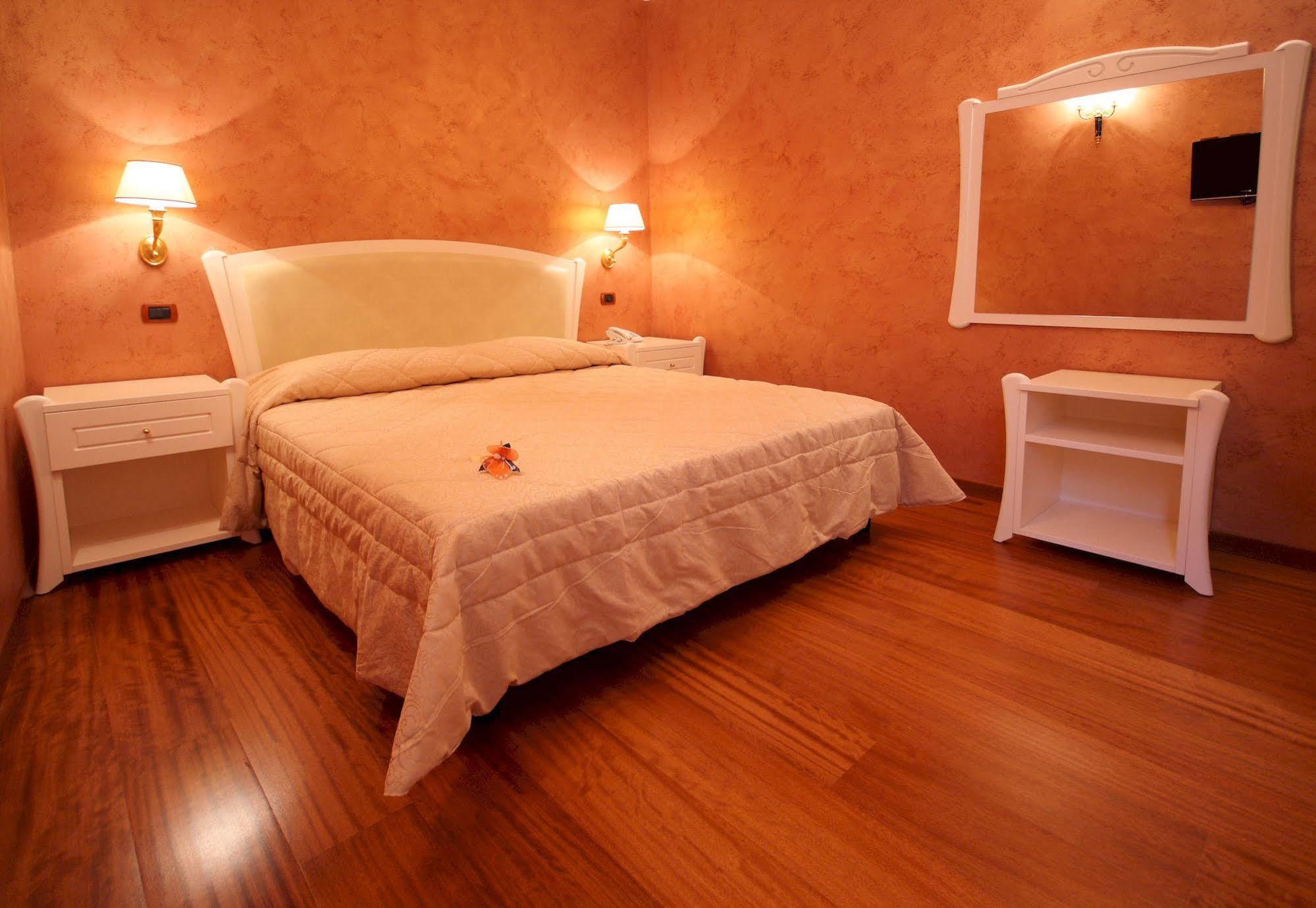 Hotel Rojan Sulmona Bagian luar foto